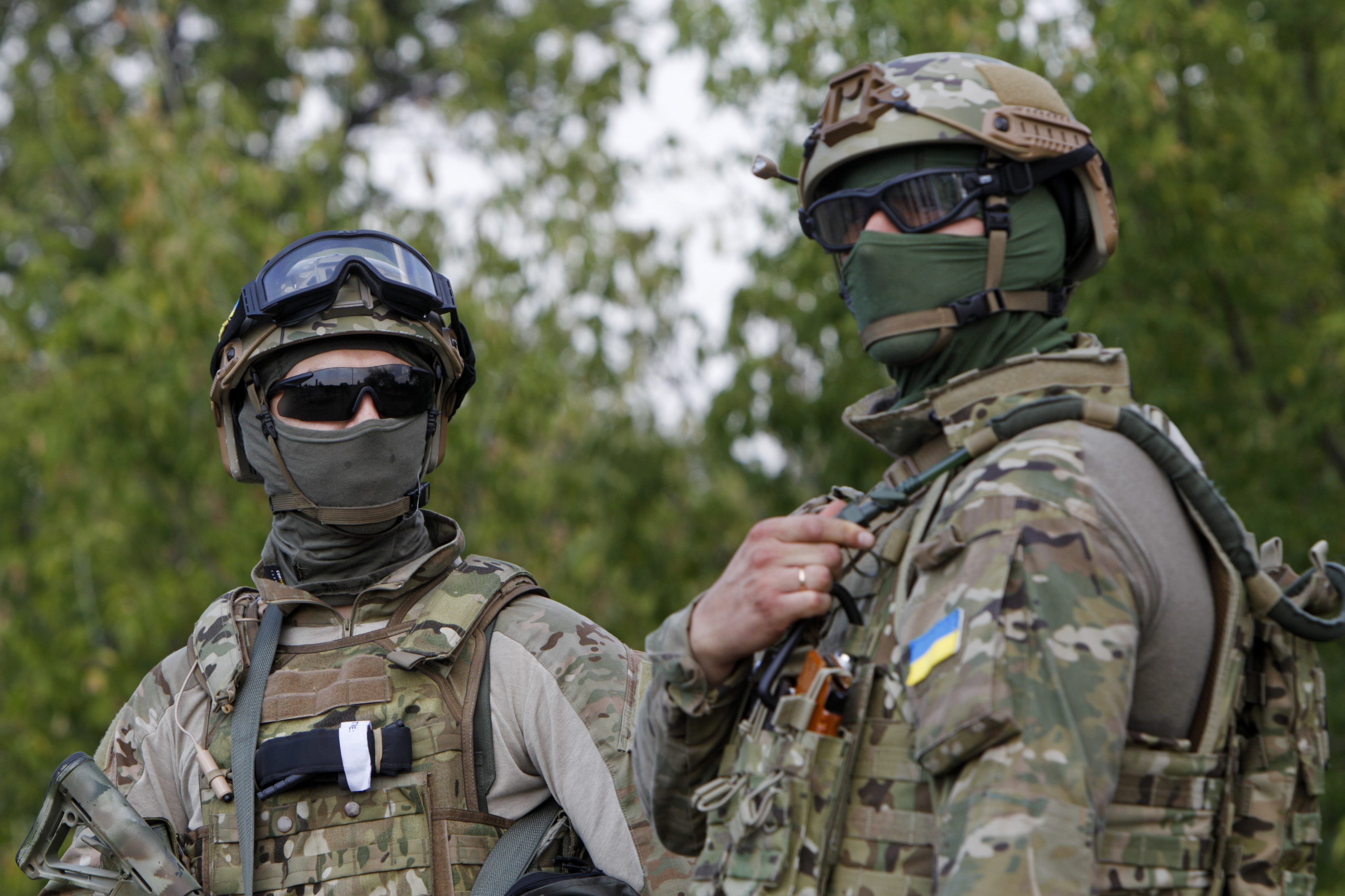 Ukrainian servicemen guard a checkpoint near Debaltseve