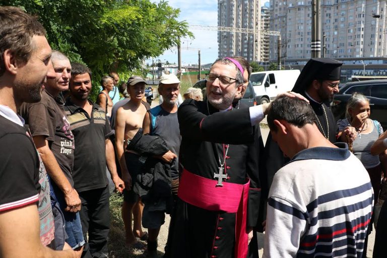 Посол Ватикана пришел на обед к одесским бездомным