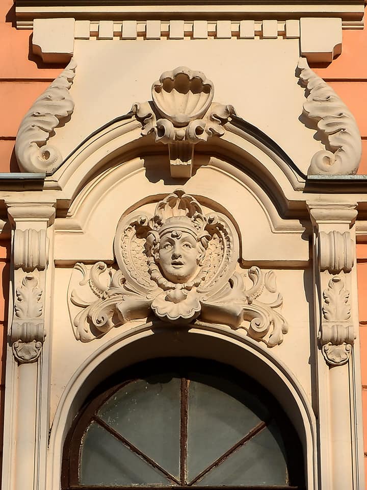 Сандрик на фасаде дома по адресу Софиевская, 9.