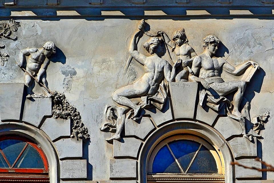 Рельеф на фасаде дома на Маразлиевской.