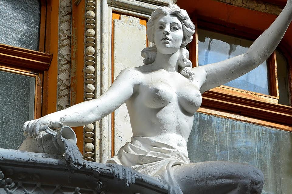 Статуя на балконе «Пассажа».