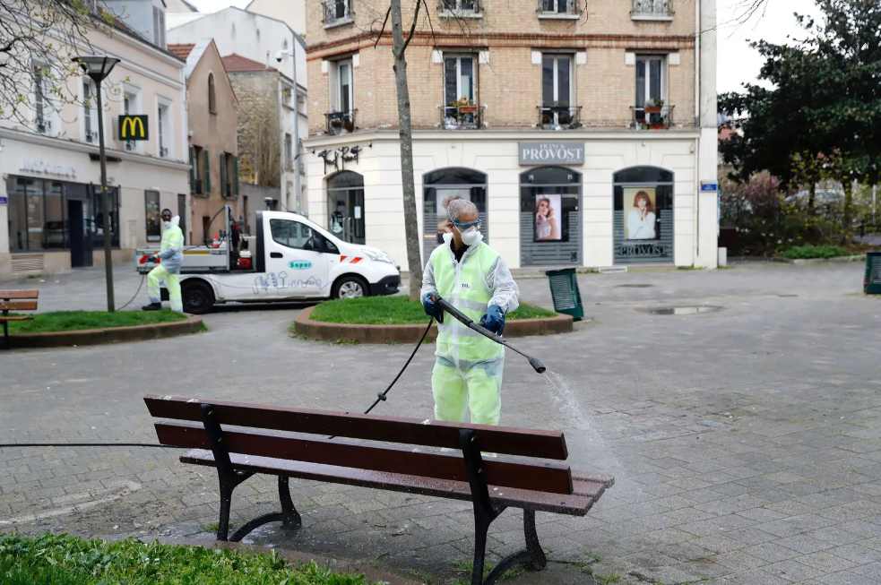 Дезинфекция скамеек в пригороде Парижа, 18 марта. За пару дней до этого в стране ввели жесткий карантин. Фото — Thomas Samson / Getty Images.