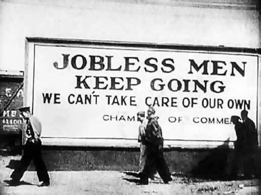 Надпись на плакате: «Безработные идут мимо: мы не можем прокормить даже своих. Торговая палата».