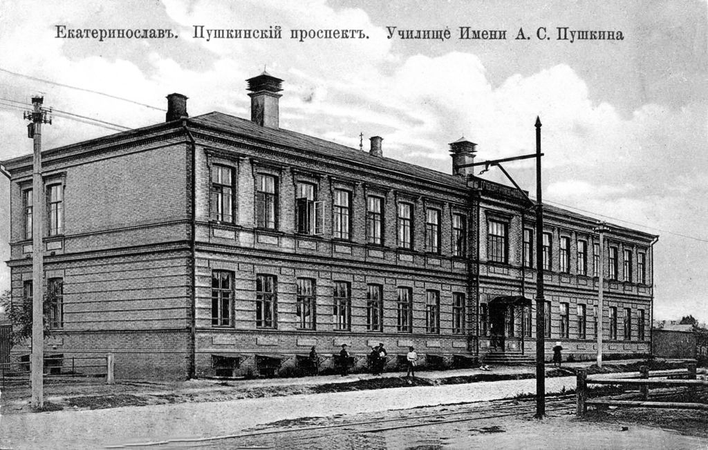 Так здание гимназии выглядело в начале XX века.