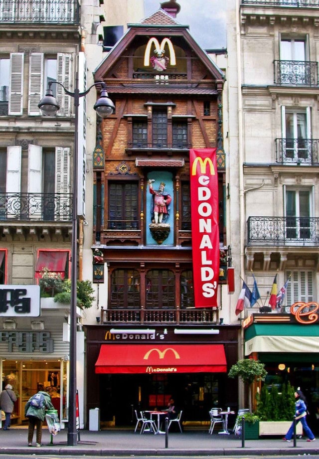 McDonald’s в Париже. По некоторым данным, само здание построено в 1892 году.