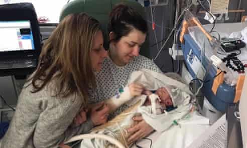 Челси Пароди со своим ребенком Оскаром и матерью. Фото — Университетская больница Норфолка и Норвича.