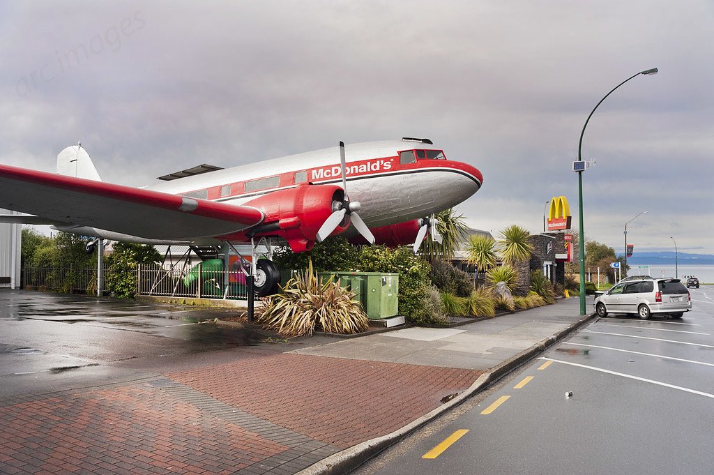 Самолет McDonald’s в Таупо, Новая Зеландия. @pretty_pebbles4
