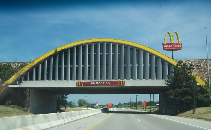 McDonald’s над шоссе в Вините, Оклахома. @AprilCArmstrong