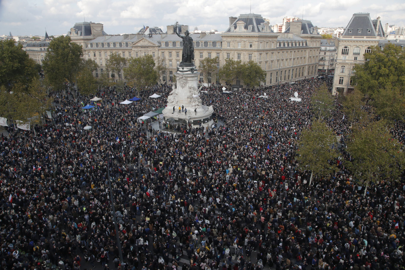Снимок дня. Французы на площади Республики отдают дань памяти учителю, убитому из-за карикатур Charlie Hebdo