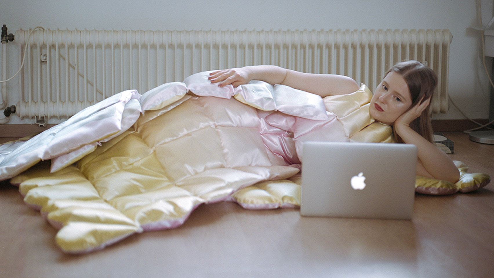 Платья из пуховых одеял. Латвийская дизайнерка создала коллекцию для зимнего карантина