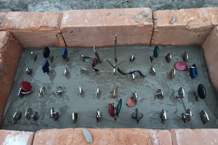 Снимок дня. Жители взорвавшегося в Киеве дома сделали мемориал с зацементированными ключами