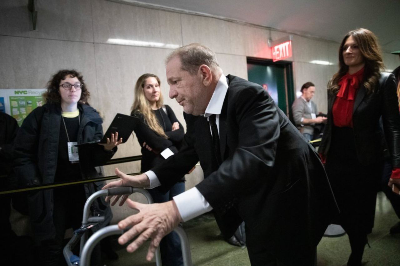 Продюсер Харви Вайнштейн покидает суд в Нью-Йорке после отбора присяжных по делу о сексуальном насилии.