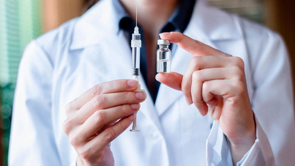 Больше половины украинцев не готовы вакцинироваться даже бесплатно — опрос