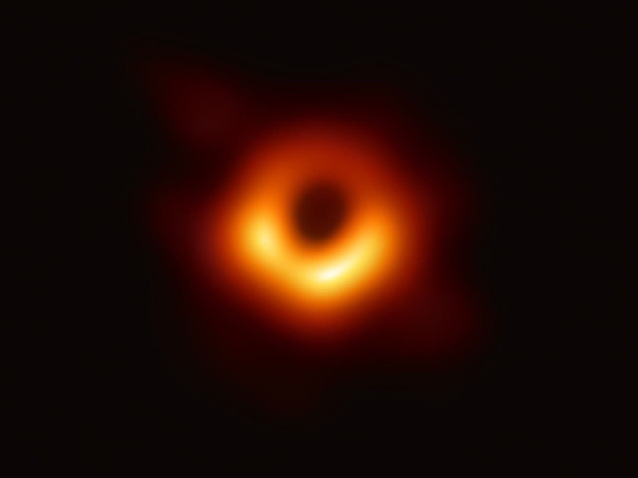 Первое изображение черной дыры в центре Messier 87. Фото — ESO.
