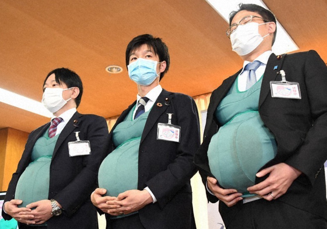 Японские политики проходили два дня с накладными грудями и животом. Чтобы узнать, каково это — быть беременной