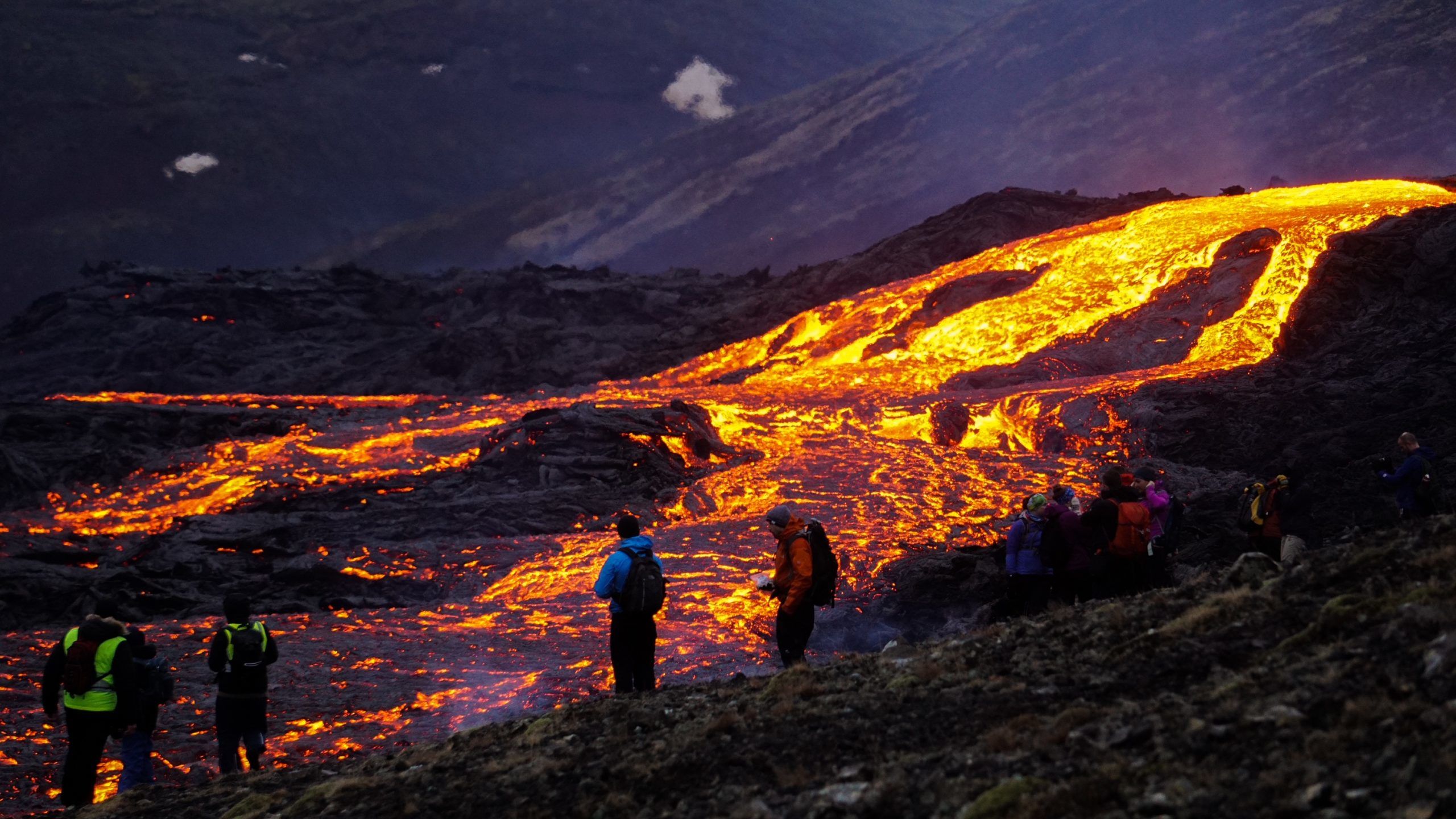 В Исландии продается участок возле извергающегося вулкана