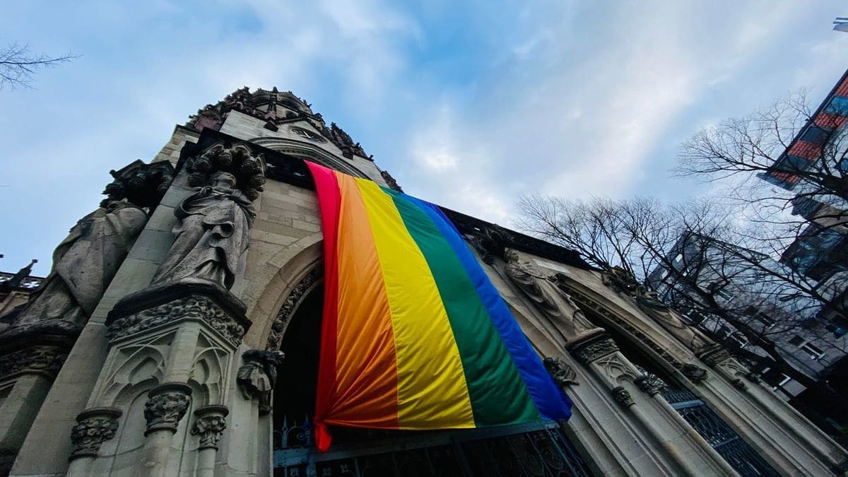 Десятки немецких священников благословят гей-пары в прямом эфире