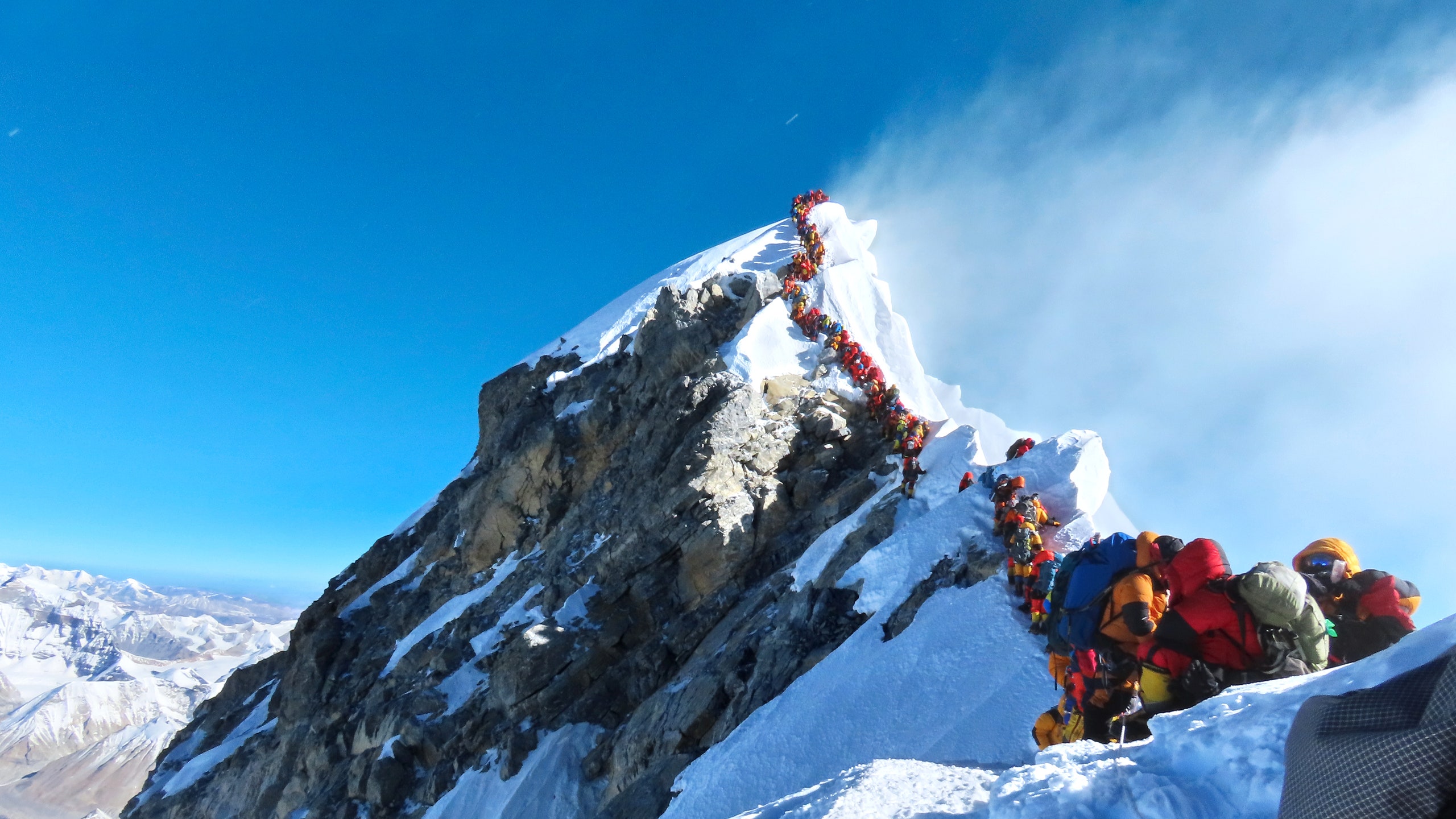 Китай установит разграничительную черту на вершине Эвересте. Чтобы защитить альпинистов от COVID-19