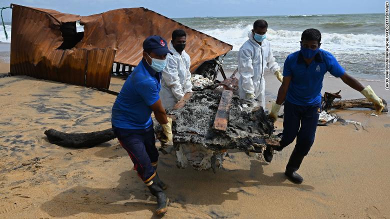 Экологическая катастрофа на Шри-Ланке. У берегов сгорело судно с 1468 контейнерами с химикатами