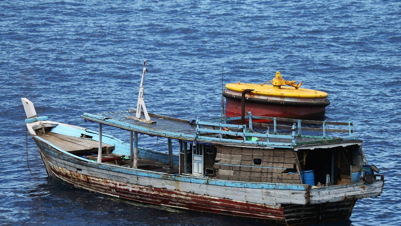 У британских островов нашли дрейфующую лодку с 20 телами. Никто не знает, что произошло