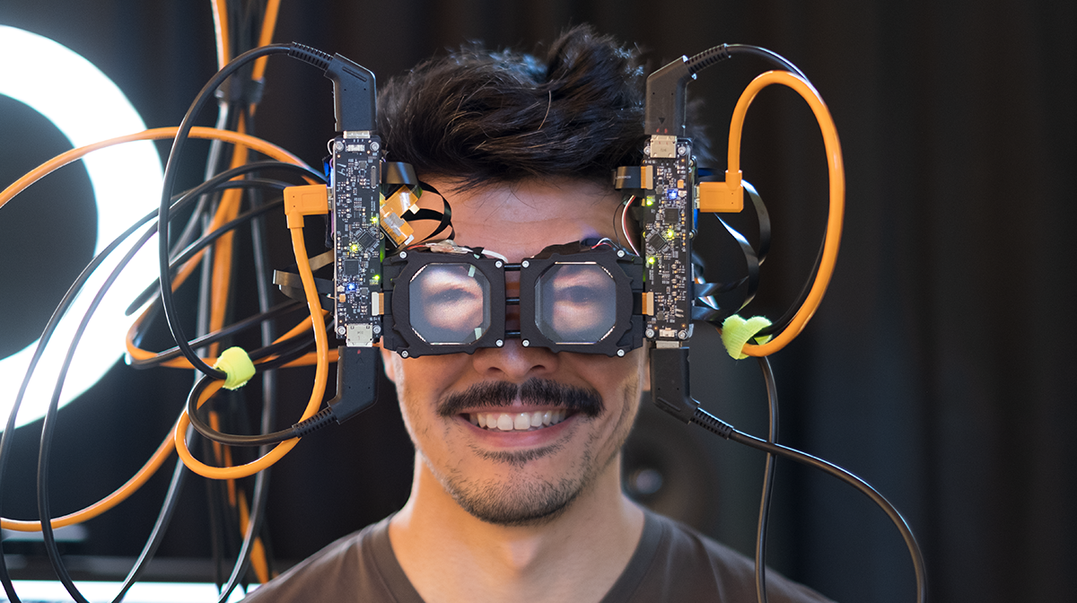 Facebook создал VR-шлем с глазами для зрительного контакта с окружающими