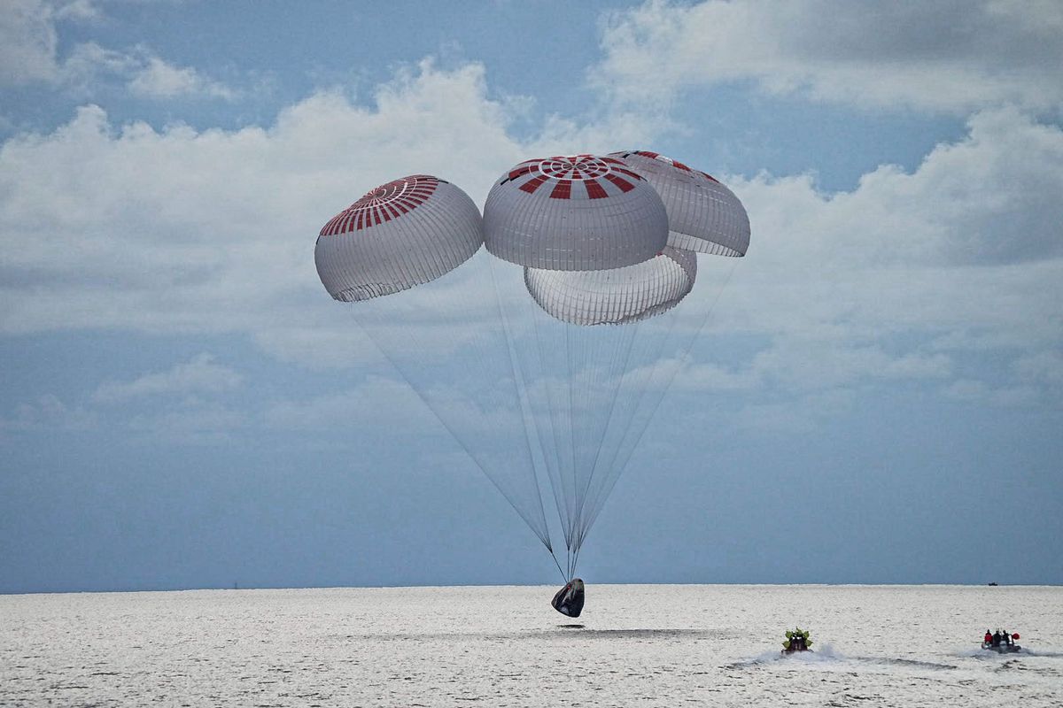 Корабль SpaceX с первым полностью гражданским экипажем вернулся на Землю
