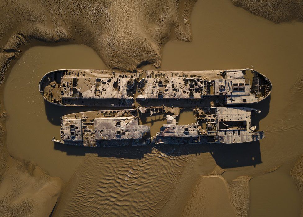 Победитель в номинации «Место, где произошла история». Снимок с дрона затонувших кораблей Wastdale H и Arkendale H, которые столкнулись в реке Северн в октябре 1960 года. Фото — Iain McCallum.