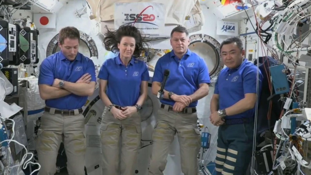 Астронавтам придется носить памперсы, потому что на корабле SpaceX сломался туалет
