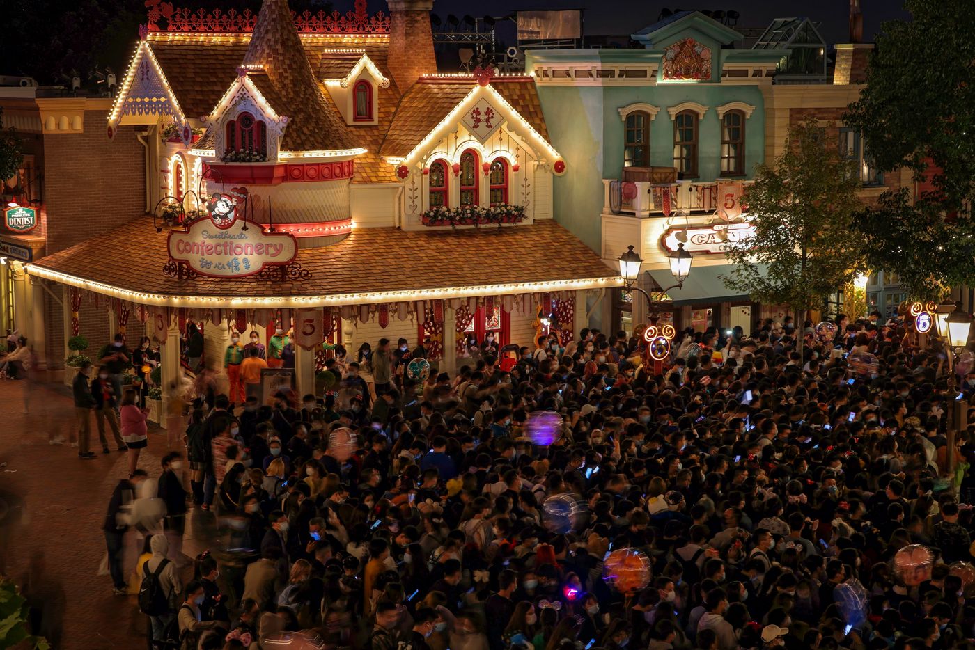 В Китае Disneyland закрыл 34 тысячи посетителей в парке из-за одного случая COVID-19