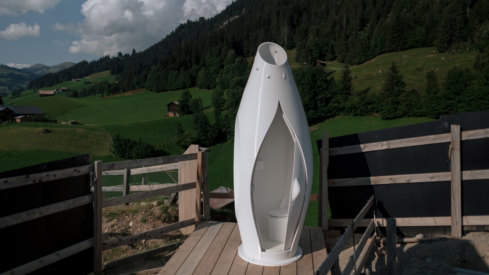 Испанские дизайнеры напечатали мобильный туалет на 3D-принтере. Называется «Трон»