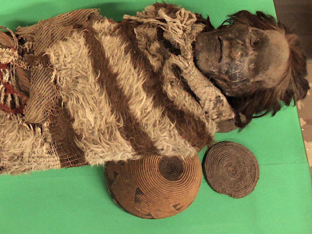 Две мумии, с которыми работала команда ученых, были захоронены в пещерах Калингаста в Западной Аргентине. ДНК показала генетические связи между этими мумиями и людьми, жившими в Амазонии 2000 лет назад. Фото — Smithsonian mag.