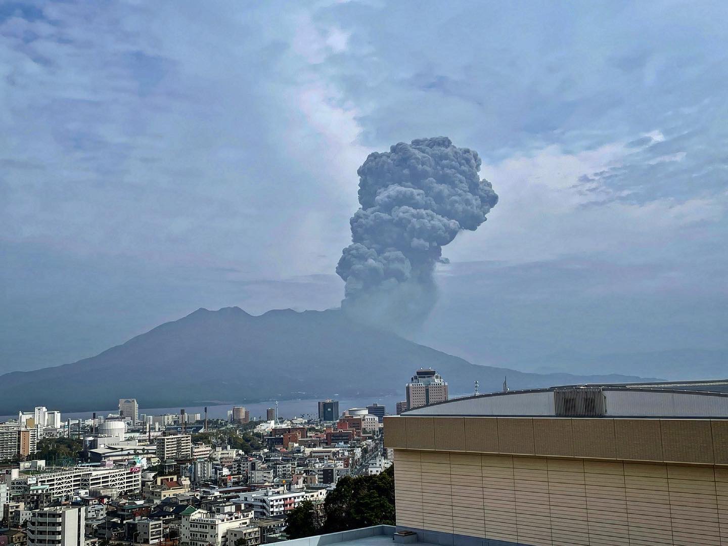 В Японии извергается один из самых опасных вулканов в мире