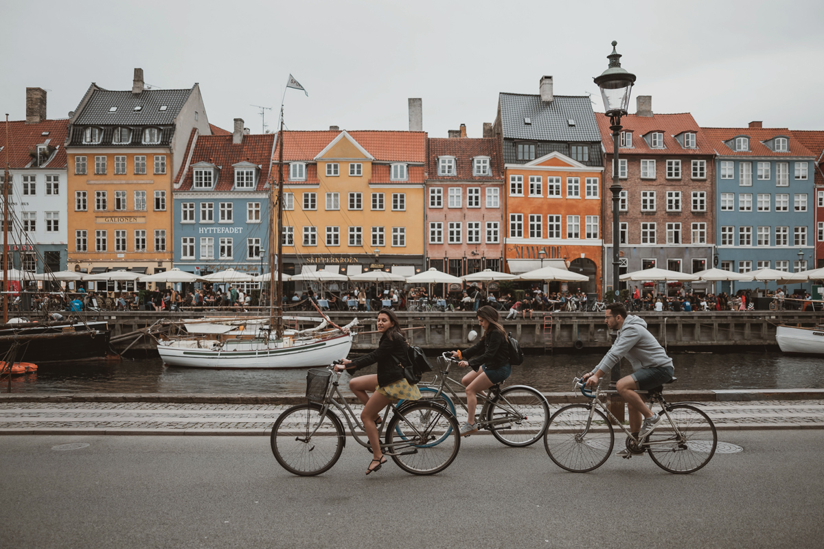 Дания первой в ЕС снимает все коронавирусные ограничения. Снова