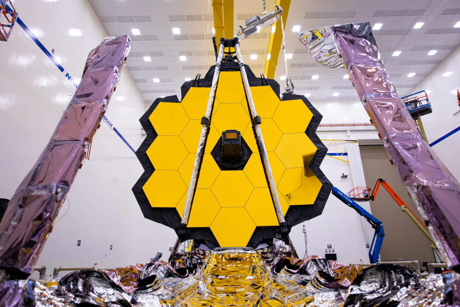 NASA развернули первый солнцезащитный слой под телескопом «Джеймс Уэбб»