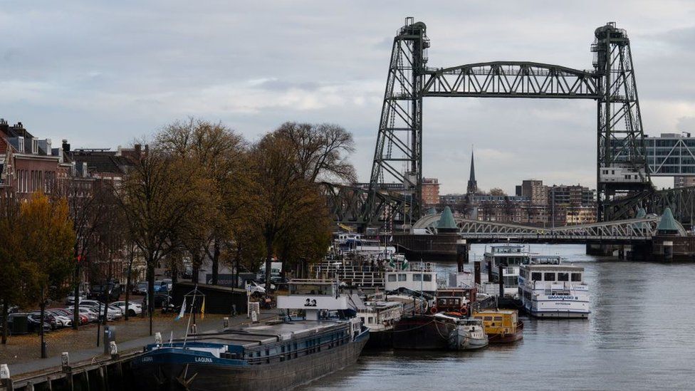 В Роттердаме разберут исторический мост из-за яхты Джеффа Безоса