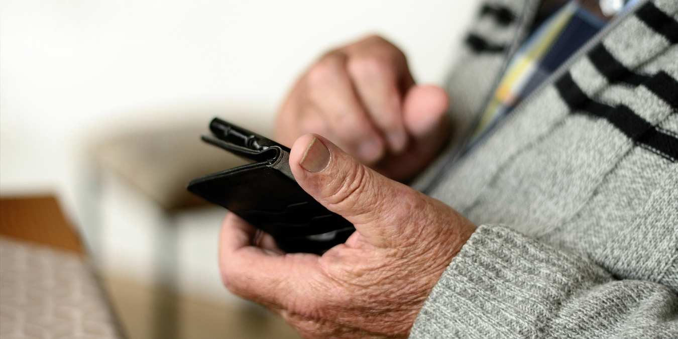 Диджитализация дня. Украинцам старше 60 будут выдавать смартфоны за вакцинацию