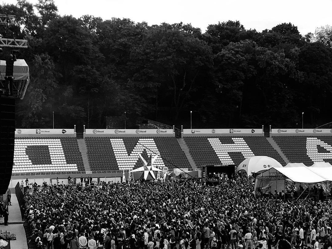 Плівкове фото з концерту гурту Massive Attack у Києві на стадіоні «Динамо» імені Валерія Лобановського. Фото — Massive Attack / Instagram.