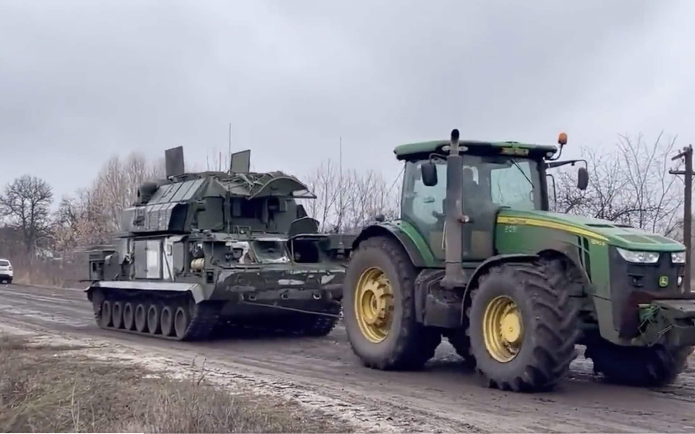 Українські селяни проти російської військової техніки. Тільки меми