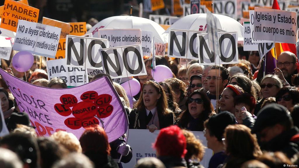 В Іспанії визнали кримінальним злочином спроби відмовити жінок від аборту