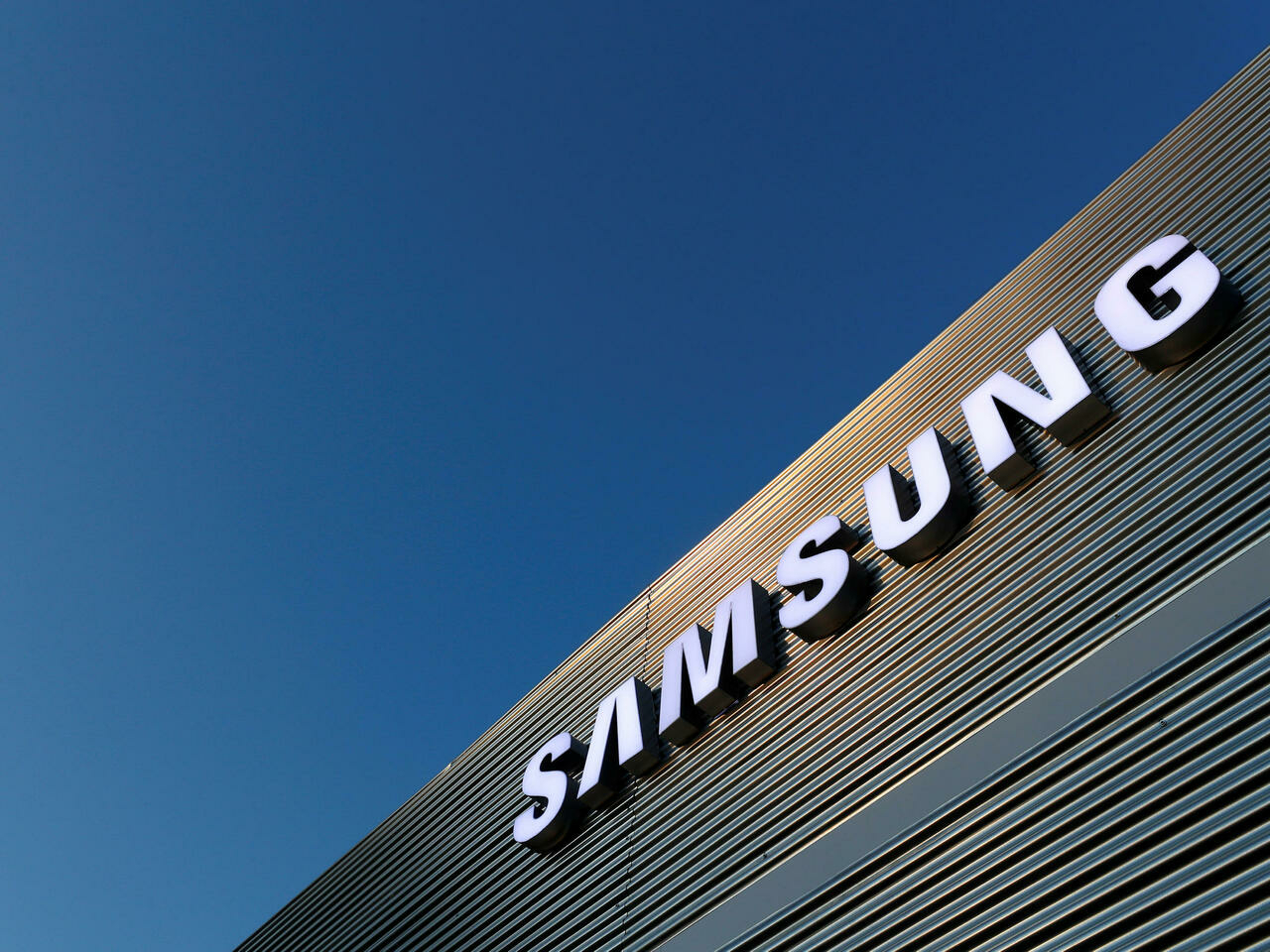 Samsung безкоштовно доставить зламані пристрої українців