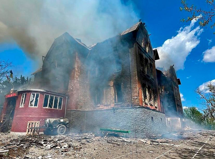 У Лисичанську російські окупанти знищили гімназію, якій понад 100 років