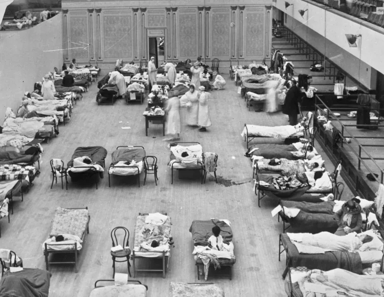 Медсестри-добровольці з Американського Червоного Хреста лікують хворих на грип в муніципальній аудиторії Окленда, яка використовувалася як тимчасова лікарня під час пандемії іспанського грипу. Фото — Associated Press
