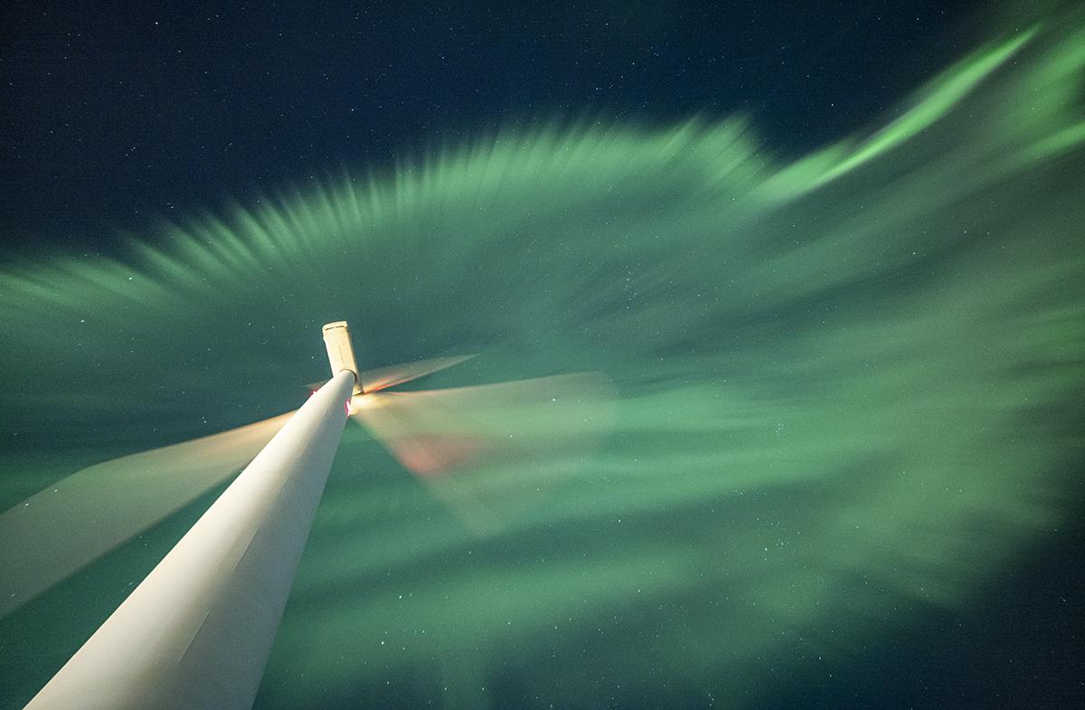 Вітряна турбіна та полярне сяйво. Фото — Esa Pekka Isomursu.