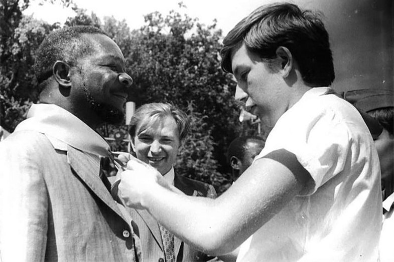 Жан-Бедель Бокасса у піонерському таборі «Артек» під час візиту до СРСР, 28 серпня 1973 року.
