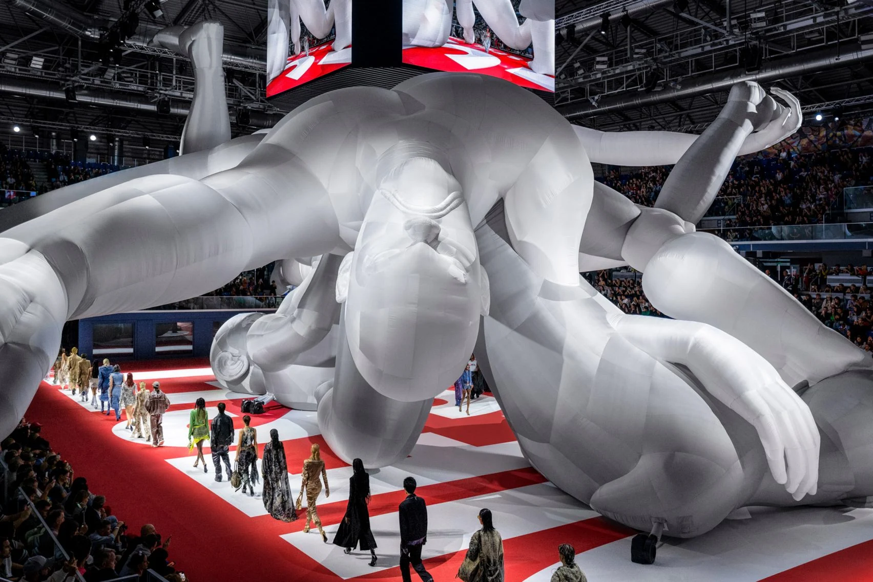 На Міланському тижні моди показали найбільшу у світі надувну скульптуру