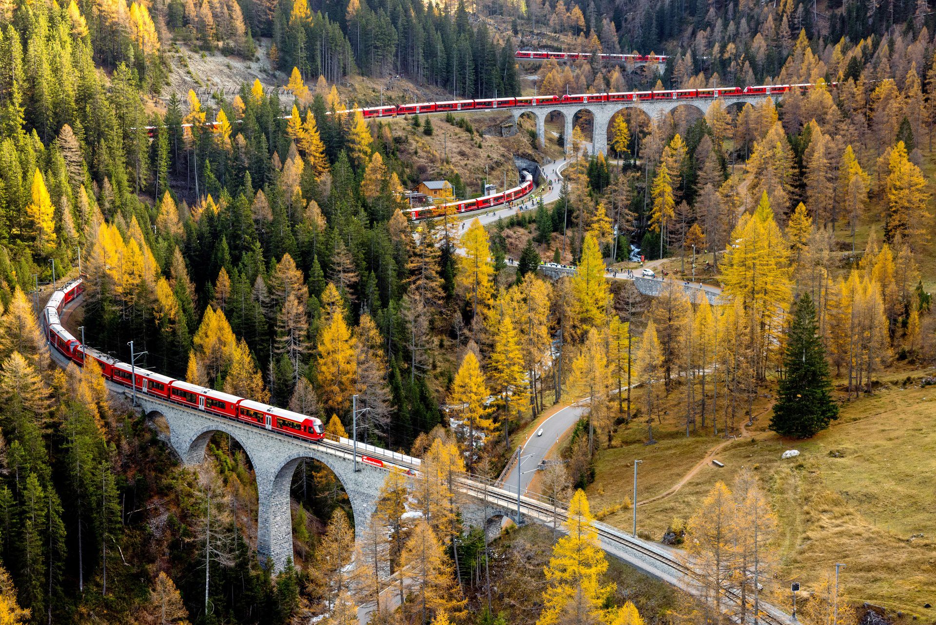 У Швейцарії запустили найдовший у світі пасажирський потяг