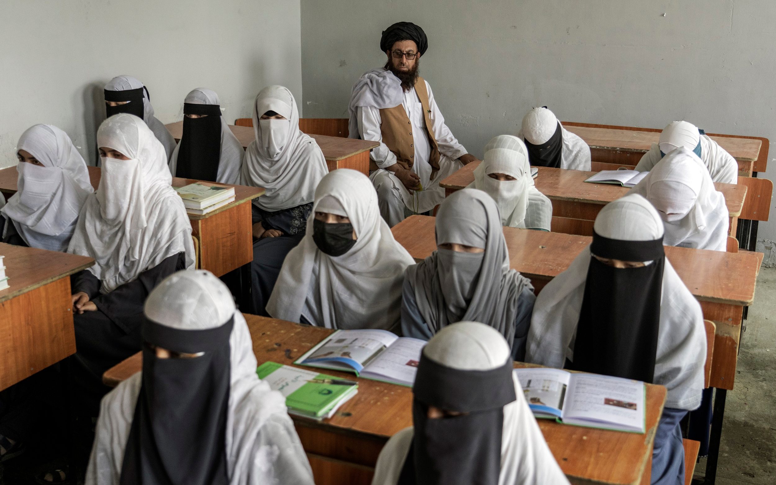 «Талібан» заборонив жінкам навчатися у школах та університетах